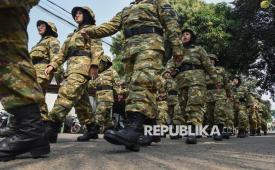 Sejumlah siswa peserta program Sarjana Penggerak Pembangunan Indonesia (SPPI) berbaris saat mengikuti program Latihan Bela Negara dan Manajerial calon manajer Koperasi Desa Merah Putih (KDMP) di Pusdikkes Puskesad Kramat Jati, Jakarta Timur, Selasa (30/6/2026). Kementerian Pertahanan mengganti program Pelatihan Dasar Kemiliteran (Latsarmil) calon manajer Koperasi Desa Merah Putih (KDMP) menjadi Latihan Bela Negara dan Manajerial sebagai evaluasi pasca meninggalnya lima peserta latsarmil dengan memastikan kegiatan fisik dan pelatihan militer dikurangi dan fokus kegiatan diarahkan pada pembentukan disiplin, karakter, kepemimpinan, kerja sama, tanggung jawab, wawasan kebangsaan, serta kesiapan manajerial peserta sebagai calon pengelola koperasi. 