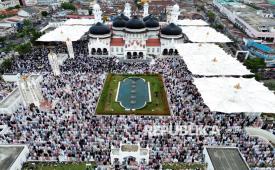 Umat Islam melaksanakan Shalat Idul Adha 1447 Hijriah di Masjid Raya Baiturrahman Banda Aceh, Aceh, Rabu (27/5/2026). Shalat Idul Adha yang diikuti ribuan Umat Islam tersebut menjadi rangkaian awal sebelum pelaksanaan penyembelihan hewan kurban di berbagai wilayah. 