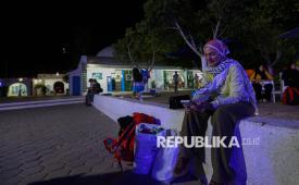 Aktivis kemanusiaan Wanda Hamidah bersiap melakukan pelayaran bersama aktivis Global Sumud Flotilla menuju Gaza di Pelabuhan Sidi Bou Said di Tunisia, Selasa (16/9/2025).