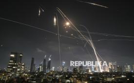 Sistem pertahanan udara Israel Iron Dome berusaha mencegat serangan rudal Iran di Tel Aviv, Israel, Sabtu (14/6/2025) dinihari. Iran membalas serangan Israel dengan meluncurkan rudal-rudal balistik ke Tel Aviv. Militer Israel (IDF) lewat unggahan di media sosial mengatakan semua wilayah Israel sedang diserang.