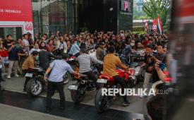 Petugas KPK membawa barang bukti kendaraan yang disita KPK dalam rangkaian Operasi Tangkap Tangan (OTT) kasus dugaan pemerasan dalam pengurusan sertifikasi keselamatan dan kesehatan kerja (K3) di Kementerian Ketenagakerjaan (Kemnaker) ditunjukan kepada awak media di Gedung Merah Putih KPK, Jakarta, Kamis (21/8/2025). KPK berhasil menyita sebanyak 20 kendaraan mewah diantaranya 14 unit mobil dan 6 unit motor. Dalam OTT tersebut KPK turut mengamankan Wakil Menteri Ketenagakerjaan yakni Immanuel Ebenezer Gerungan atau Noel bersama 10 orang lainnya terkait dugaan pemerasan sertifikasi K3.