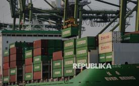 Suasana aktivitas bongkar muat peti kemas di New Priok Container Terminal One, Tanjung Priok, Jakarta Utara, Rabu (6/8/2025). 