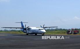Maskapai Fly Jaya jenis pesawat ATR 72-500 mendarat di Bandara Notohadinegoro, Kabupaten Jember, Jawa Timur, Ahad (17/8/2025).