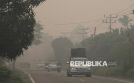 Sejumlah kendaraan melintasi jalan yang diselimuti kabut asap akibat kebakaran hutan dan lahan (karhutla) di Dusun Lintang Batang, Desa Teluk Bakung, Kecamatan Sungai Ambawang, Kabupaten Kubu Raya, Kalimantan Barat, Senin (31/8/2026). Kabut asap tersebut menyelimuti sejumlah ruas jalur Trans Kalimantan di wilayah Kabupaten Kubu Raya. 