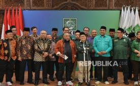 Ketua Umum PKB Muhaimin Iskandar (tengah kanan) bersama Sekjen PKS Aboe Bakar Alhabsy (tengah kiri) menyampaikan keterangan pers usai melakukan pertemuan di kantor DPP PKB didampingi jajaran petinggi PKS dan PKB lainnya di Jakarta, Kamis (25/4/2024). Pertemuan partai koalisi pengusung Anies-Muhaimin ini merupakan pertemuan pertama kali usai penetapan presiden terpilih Prabowo-Gibran oleh KPU pada Rabu 24/4 kemarin. Selain bersilturahmi, pertemuan petinggi PKS bersama PKB tersebut membahas tentang agenda perubahan kedepannya di parlemen juga Pilkada serentak 2024. 