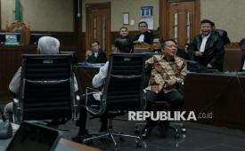 Terdakwa Febrie Adriansyah (kanan), Don Ritto (tengah) dan Nurman Herin (kiri) menjalani sidang perdana bersama dua terdakwa lainnya di Pengadilan Negeri Tipikor, Jakarta, Rabu (7/10/2026). Sidang tersebut beragendakan pembacaan surat dakwaan terhadap Mantan Jaksa Agung Muda Tindak Pidana Khusus (Jampidsus) Febrie Adriansyah, advokat Don Ritto dan pihak swasta Nurman Herin dalam perkara dugaan korupsi dan tindak pidana pencucian uang (TPPU) penanganan perkara PT ASABRI dan atau Asuransi Jiwasraya.