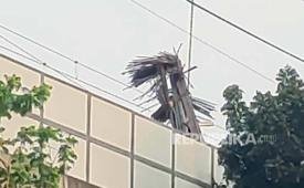 Kondisi jalur MRT yang diduga tertimpa crane jatuh di depan Gedung Kejagung, Jakarta Selatan, Kamis (30/5/2024). 