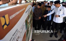 Menteri Koordinator Bidang Infrastruktur dan Pembangunan Kewilayahan Agus Harimurti Yudhoyono (kanan) berbincang dengan Wali Kota Bogor Dedie A. Rachim (kiri) dan Wakil Wali Kota Bogor Jenal Mutaqin (kedua kiri) saat meninjau progres rehabilitasi dan renovasi di Madrasah Tsanawiyah Negeri (MTsN) 1 Kota Bogor, Jawa Barat, Jumat (19/6/2026). Menko AHY meninjau Proyek Rehabilitasi dan Renovasi Program Hasil Terbaik Cepat (PHTC) Madrasah yang menjangkau 127 madrasah, mulai dari jenjang madrasah ibtidaiyah hingga madrasah aliyah di Jawa Barat. 
