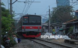 Seluruh perjalanan kereta api, baik kereta api jarak jauh (KAJJ), kereta lokal, maupun kereta komuter merupakan zona bebas asap rokok.