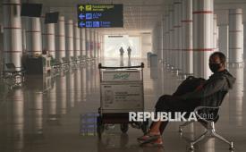 Seorang calon penumpang duduk di kursi Bandara Tjilik Riwut di Palangka Raya, Kalimantan Tengah, Kamis (24/9/2026). Otoritas Bandara Tjilik Riwut menyebut  operasional penerbangan di bandara tersebut diberhentikan sementara hingga Sabtu (26/9) akibat kabut asap kebakaran hutan dan lahan yang menyebabkan jarak pandang menurun dan mengganggu aktivitas penerbangan kedatangan dan keberangkatan. 