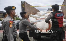 Anggota Polisi melemparkan karung yang berisikan barang bukti minuman keras tradisional ke dalam truk seusai ungkap kasus Operasi Pekat Mahakam 2026 di Mapolresta Samarinda, Samarinda, Kalimantan Timur, Selasa (24/2/2026). Polresta Samarinda bersama Satpol PP Kota Samarinda berhasil mengamankan sekitar 247 karung seberat 9.880 kilogram minuman keras tradisional di dalam dua truk yang berasal dari Manado, Sulawesi Utara itu siap diedarkan di beberapa wilayah di Kalimantan Timur. 