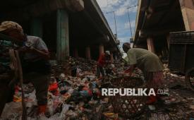 Warga mememungut sampah plastik di tempat pembuangan sampah kolong tol Wiyoto Wiyono, Tanjung Priok, Jakarta Utara, Senin (24/11/2025). Tumpukan sampah di kawasan tersebut terjadi lantaran kolong tol Wiyoto Wiyono dijadikan tempat penampungan sampah sementara oleh warga  sekitar sebelum diangkut ke TPS Bantargebang. Meski demikian,  Dinas Lingkungan Hidup DKI Jakarta mengimbau masyarakat untuk tidak membuang sampah di area lokasi tersebut karena dapat mengganggu aktivitas tol saat pengangkutan sampah menggunakana alat berat serta berdampak buruk pada linkungan sekitar serta memindahkan TPS ke penampungan di Waduk Cincin.