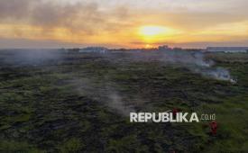 Petugas dari Manggala Agni Daops Banyuasin berusaha memadamkan kebakaran lahan di Desa Sungai Rambutan, Indralaya Utara, Ogan Ili (OI), Sumatera Selatan, Sabtu (27/6/2026). Kencangnya angin di lokasi kebakaran lahan tersebut membuat petugas terkait kewalahan untuk memadamkan kebakaran lahan tersebut. 