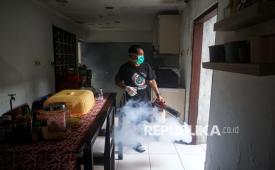Relawan melakukan pengasapan atau fogging penanggulangan penyakit demam berdarah. Penyakit ini timbulkan efek beban ekonomi yang besar bagi masyarakat.