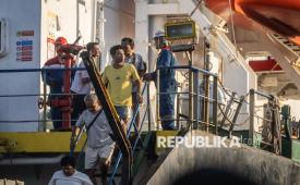 Sejumlah penumpang korban kapal motor penumpang (KMP) Virgo Transport 8 yang tiba di Pelabuhan Tri Sakti, Banjarmasin, Kalimantan Selatan, Senin (14/9/2026). Tim SAR gabungan berhasil mengevakuasi sebanyak 15 penumpang selamat dan satu jenazah korban KMP Virgo Transport 8 yang tenggelam pada Ahad (13/9) di Laut Jawa dan selanjutnya jenazah diserahkan kepada tim DVI Polda Kalsel untuk diidentifikasi. 