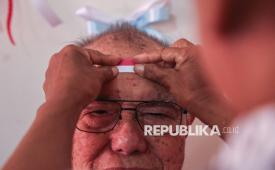 Pengasuh memasangkan stiker bendera Merah Putih kepada warga lanjut usia (lansia) dalam menyemarakkan HUT ke-80 Kemerdekaan Republik Indonesia di Panti Werda Pengayoman, Semarang, Jawa Tengah, Kamis (7/8/2025).  (ILUSTRASI)