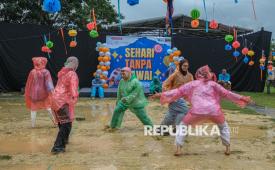 Sejumlah peserta bermain bersama saat kegiatan sehari tanpa gawai di Kendari, Sulawesi Tenggara, Sabtu (5/7/2025). (ilustrasi)