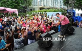 Penyanyi Jirayut bersama Sogi Indra Dhuaja menghibur pengunjung saat sesi Karaokis dalam acara Jakarta Mothers Day (JMD) 2024 di Kawasan SCBD, Jakarta, Ahad (22/12/2024). Dalam rangka memperingati Hari Ibu, Republika menggelar Jakarta Mothers Day dengan beragam kegiatan seperti talkshow tentang peran ibu dan perempuan, bazar, zumba, kuliner hingga karoke. Selain itu, dalam kesempatan yang sama, Republika meluncurkan Ameera Network yang merupakan kanal terkait pemberdayaan perempuan.