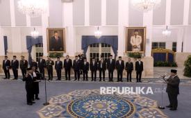 Presiden Prabowo Subianto (kanan) memimpin pengambilan sumpah jabatan Suahasil Nazara (keempat kiri) sebagai Menteri Keuangan di Istana Negara, Jakarta, Senin (14/9/2026). Presiden Prabowo melantik Suahasil Nazara menjadi Menteri Keuangan Kabinet Merah Putih sisa masa jabatan 2024–2029 menggantikan Purbaya Yudhi Sadewa. 