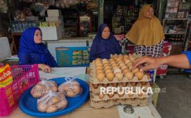 Pedagang berjualan di Pasar Pagi Baru, Takengon, Aceh Tengah, Aceh, Sabtu (27/12/2025). Sejumlah pedagang kembali beraktivitas di Pasar Pagi Baru dengan harga sembako yang mulai berangsur normal pascabencana banjir bandang.