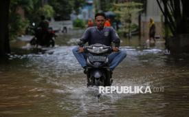 Warga beraktivitas saat banjir merendam permukiman di kawasan Pulo Raya, Petogogan, Kebayoran Baru, Jakarta Selatan, Jumat (20/2/2026). Pada Ahad (8/3/2026), BPBD DKI Jakarta melaporkan sebanyak 39 Rukun Tetangga (RT) dan 13 ruas jalan terdata terendam banjir dengan ketinggian yang bervariasi.