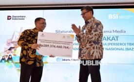 Direktur Utama BSI Anggoro Eko Cahyo (kanan) menyerahkan zakat BSI kepada Ketua BAZNAS Sodik Mudjahid (kiri) di BSI The Tower, Jakarta, Rabu (1/4/2026). Bank Syariah Indonesia (Persero) Tbk menyerahkan zakat perusahaan dan karyawan tahun 2025 sebesar Rp289.376.460.764 kepada BAZNAS untuk disalurkan tepat sasaran agar meningkatkan kesejahteraan masyarakat.