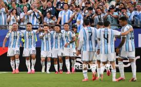 Penyerang timnas Argentina Lionel Messi melakukan selebrasi bersama rekan satu timnya seusai mencetak gol ke gawang Aljazair dalam pertandingan babak penyisihan Grup J Piala Dunia FIFA 2026 di Kansas City, Missouri, AS, Selasa (16/6/2026) waktu setempat. Argentina menang dengan skor 3-0.