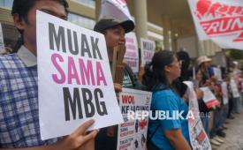 Warga yang tergabung dalam Koalisi MBG Watch membawa poster saat menggelar aksi di depan Gedung Kejaksaan Agung, Jakarta, Rabu (15/7/2026). Dalam aksi tersebut, mereka menuntut penghentian program Makan Bergizi Gratis (MBG), pembubaran Satuan Pelayanan Pemenuhan Gizi (SPPG) dan Badan Gizi Nasional (BGN), serta mendesak pengusutan secara tuntas dugaan korupsi dalam pelaksanaan program MBG. Massa juga meminta agar anggaran program MBG dialihkan ke sektor pendidikan, kesehatan, dan perlindungan sosial bagi masyarakat miskin.