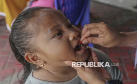 Petugas kesehatan memberikan vitamin A kepada seorang anak usia di bawah lima tahun (balita) saat pelayanan posyandu dan bulan penimbangan anak di Kantor kelurahan Maliaro, Ternate, Maluku Utara, Senin (17/2/2025). Kegiatan penimbangan anak sekaligus pemberian vitamina A di bulan Februari tersebut untuk memantau pertumbuhan dan cakupan gizi anak sebagai salah satu upaya mencegah stunting maupun gizi buruk. 