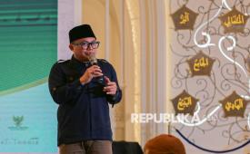 Anggota Badan Pelaksana BPKH Indra Gunawan menyampaikan tausiyah dalam acara Dzikir Nasional Republika di Masjid At-Thohir di Cimanggis, Depok, Kamis (31/12/2025). Kegiatan Dzikir Nasional Republika kali ini mengangkat tema Demi Masa, Semoga Kita Bukan Termasuk Orang yang Merugi.