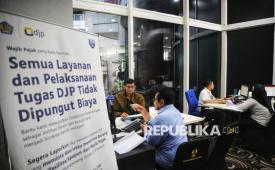Petugas melayani wajib pajak yang memiliki kendala di Helpdesk Tempat Pelayanan Terpadu (TPT) Kantor Pajak Gedung Radjiman, Jakarta, Selasa (18/2/2025). 