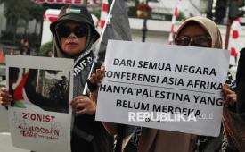 Sejumlah massa yang tergabung dalam Mujahidah Palestina menggelar aksi solidaritas Palestina di Jalan Asia Afrika Kota Bandung, Sabtu (1/8/2026). Aksi tersebut selain menyuarakan kejahatan kemanusiaan seperti genosida di Gaza yang tidak kunjung berhenti, juga menyoroti tentang semakin banyaknya warga asing dari negara Israel termasuk mantan tentara IDF yang bemukim di Bali.