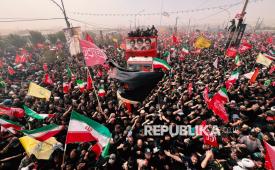 Warga Iran berkumpul untuk mengikuti upacara pemakaman mendiang Pemimpin Tertinggi Iran, Ayatollah Ali Khamenei, di kota Qom, Iran, Selasa (7/7/2026). 