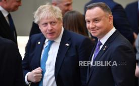 Presiden Polandia Andrzej Duda (kanan) dan Boris Johnson (kiri).