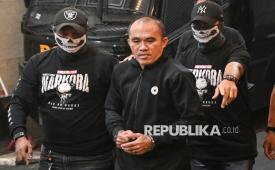 Petugas mengawal mantan Kasatresnarkoba Polres Kutai Barat AKP Deky Jonatan Sasiang (kanan)  setibanya di Bareskrim Polri, di Jakarta, Senin (18/5/2026). Direktorat Tindak Pidana Narkoba (Dittipidnarkoba) Bareskrim Polri menangkap mantan Kasatresnarkoba Polres Kutai Barat, Kalimantan Timur itu terkait dugaan tindak pidana pencucian uang dan terlibat dalam jaringan peredaran narkoba. 