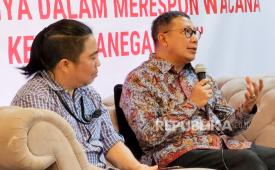 Mantan Menteri Agama Lukman Hakim Saifuddin (kanan).