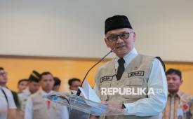 Menteri Haji dan Umroh M Irfan Yusuf menyampikan sambutan saat pelepasan jamaah calon haji kloter pertama embarkasi Banten di Bandara Soekarno Hatta, Tangerang, Banten, Rabu (22/4/2026). Sebanyak 391 jamaah kloter pertama dari embarkasi Banten secara resmi dilepas oleh Menteri Haji dan Umroh M Irfan Yusuf didampingin oleh Wakil Ketua DPR RI Sufmi Dasco untuk diberangkatkan ke Tanah Suci Mekah.