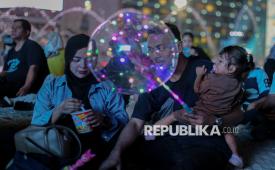 Warga memadati kawasan Bundaran Hotel Indonesia (HI) saat acara Malam Puncak Menuju 5 Abad Jakarta, di Jakarta, Sabtu (27/6/2026). Kegiatan tersebut dalam rangka menyambut HUT ke-499 Jakarta yang menyajikan beragam hiburan musik, instalasi bernuansa betawi, lighting show, video mapping sekaligus peluncuran logo 5 abad Jakarta.