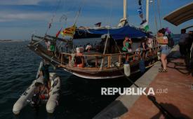 Relawan dan aktivis Global Sumud Flotilla beraktivitas sebelum bertolak menuju Gaza melalui Pelabuhan Bizerte di Tunisia, Ahad (14/9/2025).