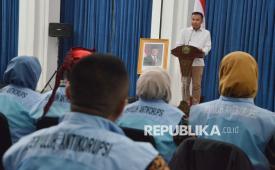 Pj Gubernur Jawa Barat (Jabar) Bey Machmudin melantik Penyuluh Anti Korupsi Jabar, di Gedung Sate, Kota Bandung, Kamis (30/1/2025). Penyuluh Anti Korupsi memiliki peran strategis dalam pemberantasan korupsi melalui edukasi tentang antikorupsi dimasyarakat.