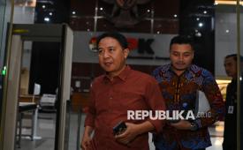 Mantan Direktur Jenderal Penyelenggaraan Haji dan Umrah Kementerian Agama Hilman Latief (kiri) berjalan keluar usai menjalani pemeriksaan di Gedung Merah Putih KPK, Jakarta, Rabu (20/5/2026).
