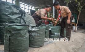 Siswa memasukkan sampah organik ke dalam kantong untuk dijadikan pupuk kompos saat edukasi pengelolaan sampah di SDN Joglo 05, Jakarta, Rabu (12/8/2026). Kegiatan tersebut untuk memberikan edukasi pengelolaan sampah kepada siswa guna mendukung upaya Pemprov DKI Jakarta dalam mengurangi beban sampah di TPST Bantargebang dan diharapkan dapat meningkatkan kepedulian siswa soal pentingnya menjaga lingkungan. 