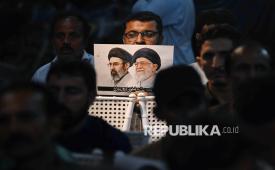 Para pendukung Majlis-e-Wahdat-e-Muslimeen memegang potret Pemimpin Tertinggi Iran, mendiang Ayatollah Ali Khamenei, dan putranya, Sayyid Mojtaba Khamenei, dalam acara belasungkawa dan upacara pembaruan ikrar setia di Karachi, Pakistan, Senin (6/7/2026).