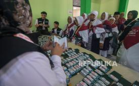 Ilustrasi petugas memberikan dokumen paspor dan visa haji.