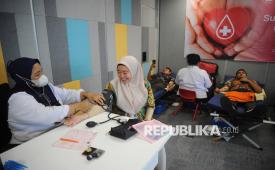 Petugas memeriksa tekanan darah pasien (ilustrasi). Bagi mereka yang hidup dengan penyakit penyerta atau komorbid seperti diabetes melitus dan hipertensi, Ramadhan menghadirkan tantangan fisik yang nyata.