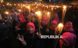Ribuan masyarakat mengikuti Pawai 1000 Obor menyambut Tahun Baru Islam 1 Muharam 1447 H di Kelurahan Babakan Ciamis, Kecamatan Sumur Bandung, Kota Bandung, Kamis (27/6/2025). Dengan kegiatan yang diikuti pesrta dari berbagai kalangan, anak-anak hingga dewasa ini diharapkan dapat meningkatkan ukhuwwah Islamiah, mewujudkan teloransi umat dan memperkuat kebersamaan.