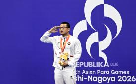 Perenang Indonesia Maulana Rifky Yavianda memberi hormat saat upacara penghargaan pemenang (UPP) nomor 100 meter gaya bebas S12 Asian Para Games 2026 di Nagoya City General Gymnasium, Nagoya, Jepang, Senin (19/10/2026). Maulana Rifky Yavianda berhasil meraih medali emas dengan catatan waktu 55,34 detik. 