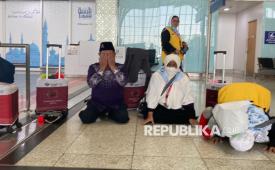 Jamaah haji asal Pekanbaru, Riau dengan nomor penerbangan BTH 3 melakukan sujud syukur saat tiba di Bandara Amir Mohammed bin Abdul Aziz, Ahad (4/5/2025) sore Waktu Arab Saudi. 
