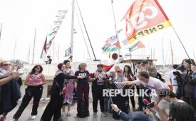 Relawan yang tergabung dalam Global Peace Convoy Indonesia bersama aktivis dari negara lain memberikan konferensi pers di pelabuhan Barcelona, Spanyol, Sabtu (11/4/2026) waktu setempat. Sebanyak 70 kapal  Armada Global Sumud Flotilla yang membawa sekitar 1.000 aktivis dari sekitar 70 negara, bersiap melakukan misi pelayaran kemanusiaan menuju Gaza.