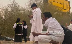 Jamaah haji Indonesia berdoa saat wukuf di maktab pada Hari Arafah, Sabtu (15/6/2024). 